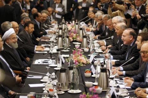 Iran's President Hassan Rouhani (L) attends a meeting with French employer's body MEDEF union leader Pierre Gattaz (R) and French business leaders and politicians at a hotel in Paris, France, January 27, 2016. PHOTO BY REUTERS/Charles Platiau