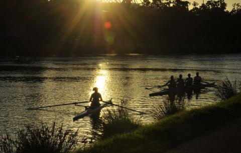 Rowers train at dawn on the Yarra River in Melbourne, January 24, 2012. PHOTO BY REUTERS/Toby Melville