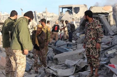 Fighters of Libyan forces allied with the U.N.-backed government gather atop the ruins of a house as they are close to securing last Islamic State holdouts in Sirte, Libya, December 5, 2016. PHOTO BY REUTERS/Ayman Sahely