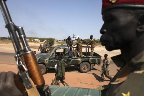 SPLA soldiers get off of a pick-up truck in Bentiu, Unity state, January 12, 2014. PHOTO BY REUTERS/Andreea Campeanu