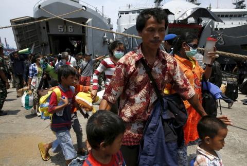 Members of the Gafatar sect disembark from the KRI Teluk Banten Indonesian naval ship after they arrived from West Kalimantan province at Tanjung Priok port in Jakarta, January 27, 2016. PHOTO BY REUTERS/Beawiharta