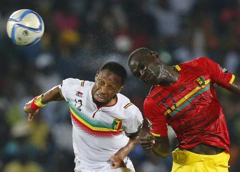 Mali's Seydou Keita (L) challenges Guinea's Boubacar Fofana during their 2015 African Cup of Nations Group D soccer match in Mongomo, January 28, 2015. PHOTO BY REUTERS/Mike Hutchings