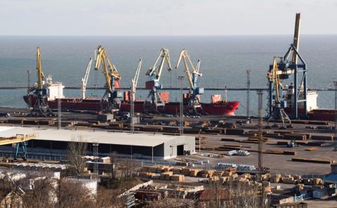 A cargo ship is pictured next to cranes in the Azov Sea port of Mariupol, Ukraine, November 29, 2018. PHOTO BY REUTERS/Iryna Gorbasyova