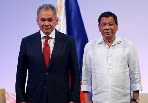 Philippine President Rodrigo Duterte stands with Russia's Defense Secretary Sergei Shoigu (L) during a courtesy call at the 11th Association of Southeast Asian Nations (ASEAN) Defence Ministers' meeting at Clark Field in Pampanga province, north of Manila, Philippines, October 24, 2017. PHOTO BY REUTERS/Dondi Tawatao