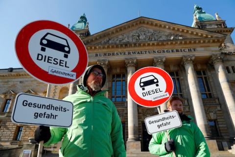 Greenpeace activists demonstrate in favour of cities banning diesel cars to help reduce air pollution, in Leipzig, Germany, February 27, 2018. The placards read: "Health risk." PHOTO BY REUTERS/Fabrizio Bensch