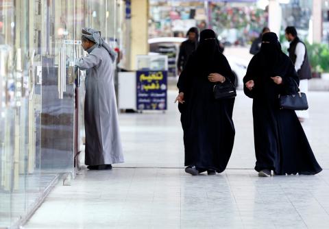 Women walk at a market in Riyadh, Saudi Arabia, December 13, 2017. PHOTO BY REUTERS/Faisal Al Nasser