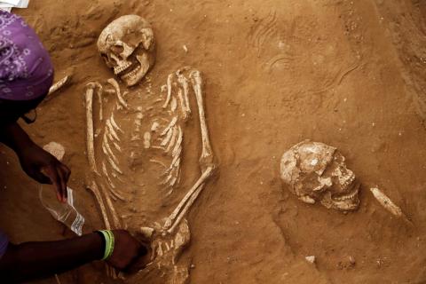 An American archaeology student unearths a skeleton during excavation works at the first-ever Philistine cemetery at Ashkelon National Park in southern Israel, June 28, 2016. PHOTO BY REUTERS/Amir Cohen