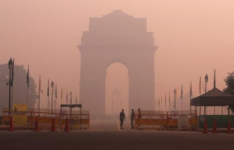 Security personnel stand guard in front of the India Gate amidst the heavy smog in New Delhi, October 31, 2016. PHOTO BY REUTERS/Adnan Abidi