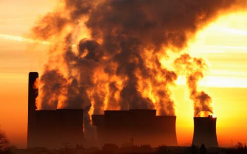 The sun rises behind Fiddlers Ferry coal fired power station near Liverpool, northern England, December 15 2008. PHOTO BY REUTERS/Phil Noble