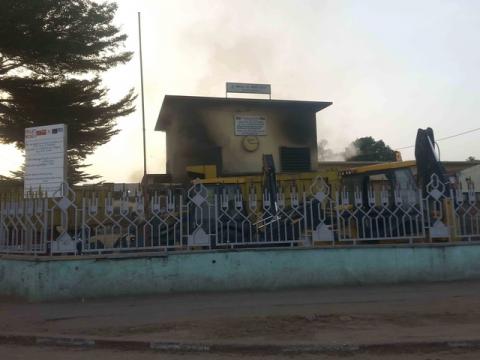 Smoke rises near the compound of the local government office of Makelekele, which was set on fire by opposition supporters, in Brazzaville, Republic of Congo, April 4, 2016. PHOTO BY REUTERS/Roch Bouka