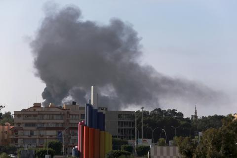 Black smoke billows in the sky above areas where clashes are taking place between pro-government forces, who are backed by the locals, and the Shura Council of Libyan Revolutionaries, an alliance of former anti-Gaddafi rebels, who have joined forces with the Islamist group Ansar al-Sharia, in Benghazi November 26, 2014. REUTERS/Esam Omran Al-Fetori