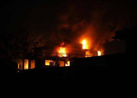 Smoke and fire rise from a foreign aid workers' guest house after a Taliban attack in Kabul, November 29, 2014. PHOTO BY REUTERS/Omar Sobhani