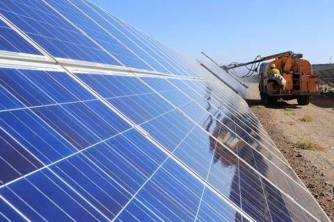 A worker operates a machinery to clean solar panels at a photovoltaic industrial park in Hami, Xinjiang Uighur Autonomous Region, China, October 22, 2018. PHOTO BY REUTERS/Stringer