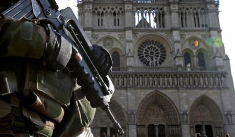 An armed French soldier patrols in front of Notre Dame Cathedral in Paris, France, in this picture taken on December 24, 2015, as a security alert continued following the November shooting attacks in the French capital. PHOTO BY REUTERS/Philippe Wojazer