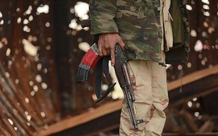 A member of the Libyan pro-government forces, backed by the locals, holds a weapon during street clashes with the Shura Council of Libyan Revolutionaries, an alliance of former anti-Gaddafi rebels who have joined forces with Islamist group Ansar al-Sharia, in Benghazi, March 16, 2015. PHOTO BY REUTERS/Esam Omran Al-Fetori