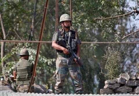 Indian army soldiers keep guard on top of a shop along a highway on the outskirts of Srinagar, September 29, 2016. PHOTO BY REUTERS/Danish Ismail