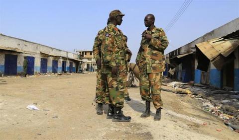 South Sudan army soldiers talk to each other in Malakal town, 497km (308 miles) northeast of capital Juba