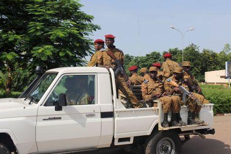 Burkina Faso's loyalist soldiers stand guard at the airport in Ouagadougou, Burkina Faso, September 23, 2015. PHOTO BY REUTERS/Joe Penney