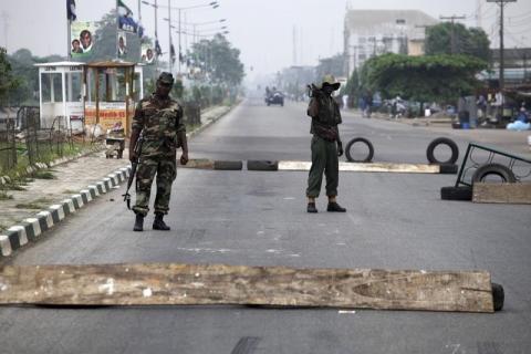 Soldiers mount a roadblock along an highway in Ikeja district, during parliamentary elections in Nigeria's commercial capital Lagos, April 9, 2011. PHOTO BY REUTERS/Akintunde Akinleye