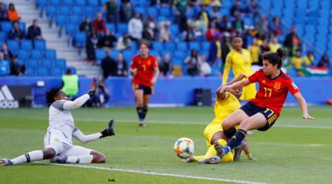 Spain's Lucia Garcia in action with South Africa's Andile Dlamini. PHOTO BY REUTERS/Phil Noble