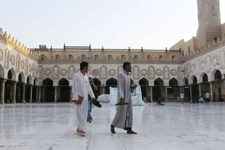 Asian Muslim students walk inside the Al-Azhar mosque in Cairo, Egypt, May 7, 2015. PHOTO BY REUTERS/Asmaa Waguih