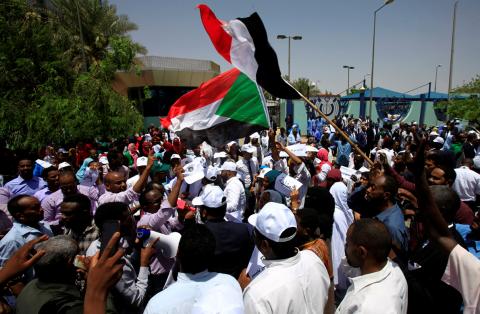 Members of Sudan's alliance of opposition and protest groups chant slogans outside Sudan's Central Bank during the second day of a strike, as tensions mounted with the country's military rulers over the transition to democracy, in Khartoum, Sudan, May 29, 2019. PHOTO BY REUTERS/Mohamed Nureldin Abdallah