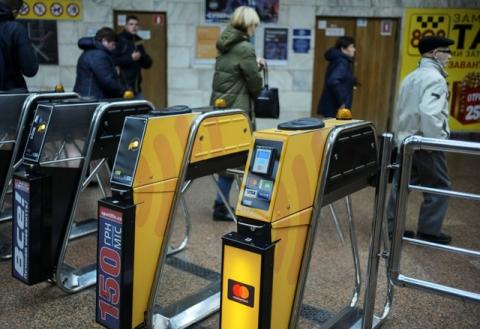 A passenger swipes a bank card against a terminal to ride the subway system in Kiev, Ukraine, October 24, 2017. PHOTO BY REUTERS/Gleb Garanich