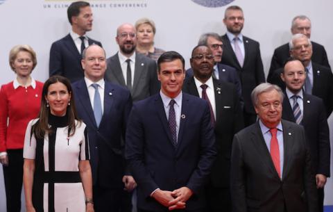 Spain's acting Prime Minister Pedro Sanchez, Chile's Minister of Environment and new president of the 2019 UN Climate Change conference (COP25) Carolina Schmidt, U.N. Secretary-General Antonio Guterres, European Commission President Ursula von der Leyen and European Council President Charles Michel pose with leaders for a family photo during U.N. climate change conference (COP25) in Madrid, Spain, December 2, 2019. PHOTO BY REUTERS/Susana Vera