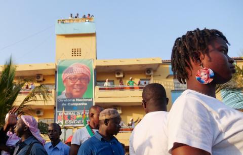 Supporters of presidential candidate Umaro Sissoko Embalo gather outside his campaign headquarters, ahead of Sunday's presidential election in Bissau, Guinea-Bissau, November 22, 2019. PHOTO BY REUTERS/Christophe Van Der Perre