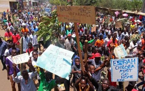 Supporters of the opposition National Super Alliance (NASA) coalition chant slogans during a demonstration calling for the removal of Independent Electoral and Boundaries Commission (IEBC) officials in Kisumu, Kenya, September 26, 2017. PHOTO BY REUTERS/James Keyi