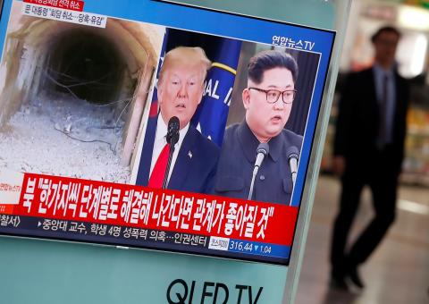 A man walks past a TV broadcasting a news report on a cancelled summit between the U.S. and North Korea, in Seoul, South Korea, May 25, 2018. PHOTO BY REUTERS/Kim Hong-Ji