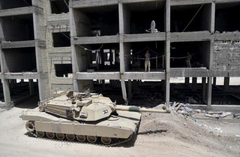 A tank of the Iraqi army is seen on the outskirts of the city of Falluja, Iraq, May 19, 2015. PHOTO BY REUTERS/Stringer