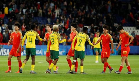 China's players shake hands with South Africa's after the match. PHOTO BY REUTERS/Gonzalo Fuentes