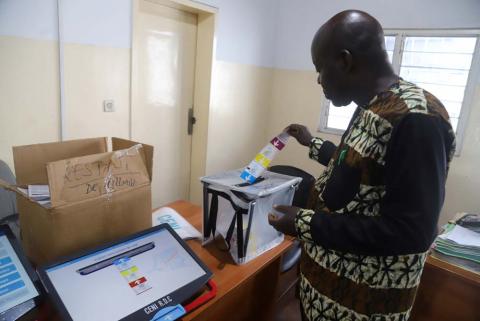 A worker of Congo's National Independent Electoral Commission (CENI), tests a voting machine ahead of the postponed presidential election, at the CENI offices in Kinshasa, Democratic Republic of Congo December 24, 2018. PHOTO BY REUTERS/Kenny Katombe