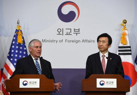 U.S. Secretary of State Rex Tillerson (L) speaks as South Korean Foreign Minister Yun Byung-Se looks on during a news conference in Seoul, South Korea, March 17, 2017. PHOTO BY REUTERS/JUNG Yeon-Je