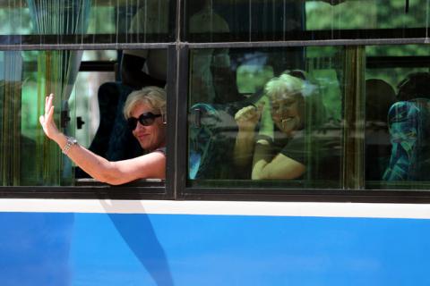 Tourists wave as their tour bus leaves for the airport a day after the country declared a state of emergency, in Banjul, Gambia, January 18, 2017. PHOTO BY REUTERS/Afolabi Sotunde