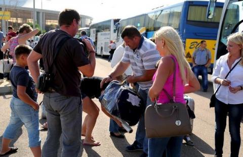 Russian tourists double pack their luggages that will be shipped separately for more security on board the airplane at the airport of the Red Sea resort of Sharm el-Sheikh, November 7, 2015. PHOTO BY REUTERS/Asmaa Waguih