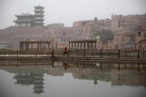 A Chinese pagoda towers over the old town in Kashgar, Xinjiang Uighur Autonomous Region, China, March 23, 2017. PHOTO BY REUTERS/Thomas Peter