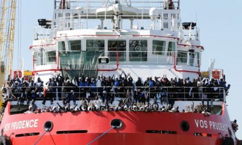 Migrants wait to disembark from "Vos Prudence" Offshore Tug Supply ship as they arrive at the harbour in Naples, Italy, May 28, 2017. PHOTO BY REUTERS/Ciro De Luca