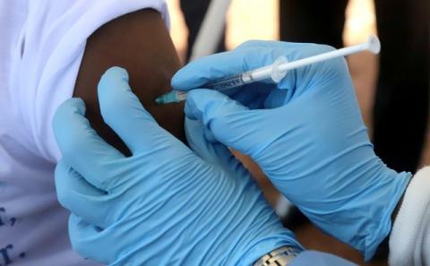 A World Health Organization (WHO) worker administers a vaccination during the launch of a campaign aimed at beating an outbreak of Ebola in the port city of Mbandaka, Democratic Republic of Congo, May 21, 2018. PHOTO BY REUTERS/Kenny Katombe