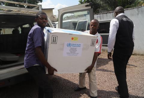 Congolese Health Ministry officials carry the first batch of experimental Ebola vaccines in Kinshasa, Democratic Republic of Congo, May 16, 2018. PHOTO BY REUTERS/Kenny Katombe