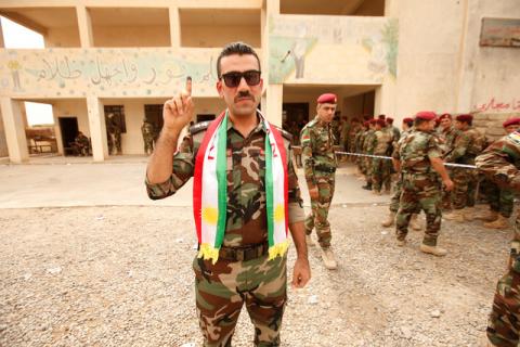 A member of Peshmerga forces shows his ink-stained finger during Kurds independence referendum in Sheikh Amir village, Iraq, September 25, 2017. PHOTO BY REUTERS/Azad Lashkari