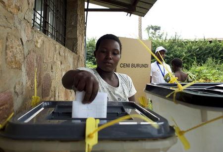 A woman casts her vote at a polling station in Kinama neighbourhood during a parliamentary election near Bujumbura, in Burundi, June 29, 2015. PHOTO BY REUTERS/Paulo Nunes dos Santos