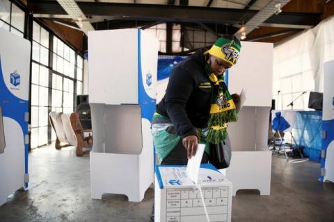 A women wearing ANC regalia casts her vote during the local government elections in Hillbrow, central Johannesburg, South Africa, August 3,2016. PHOTO BY REUTERS/James Oatway