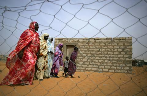 Mauritanians ex-slaves walk in a suburb outside Mauritania's capital Nouakchott, November 21, 2006. PHOTO BY REUTERS/Rafael Marchante