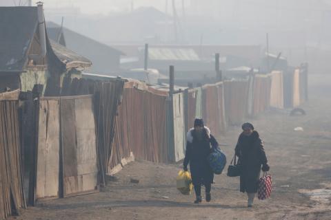 Women walk with their belongings amid smog in Sukhbaatar district of Ulaanbaatar, Mongolia, January 31, 2019. PHOTO BY REUTERS/B. Rentsendo