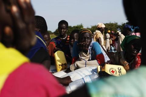 Women wait at a food distribution in Minkaman, Lakes State, June 27, 2014. PHOTO BY REUTERS/Andreea Campeanu