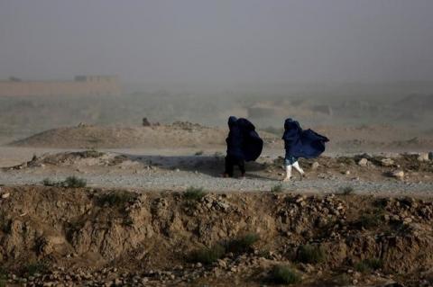 Women walk on a windy day outside Kabul, Afghanistan, July 23, 2013. PHOTO BY REUTERS/Mohammad Ismail