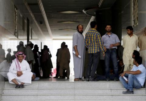 Migrant workers, who work for Saudi Binladin Group, gather as they ask for a final settlement over salary issue, in Riyadh, Saudi Arabia, March 29, 2016. PHOTO BY REUTERS/Faisal Al Nasser