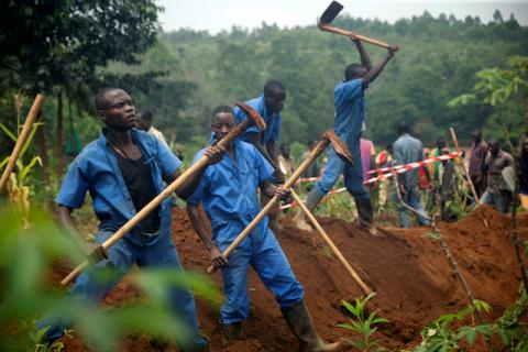 Burundian workers from the Truth and Reconciliation Commission dig to extract bodies from a mass grave. PHOTO BY REUTERS/Evrard Ngendakumana